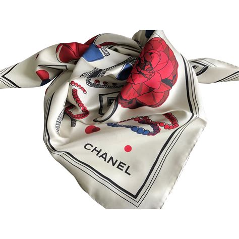 Foulards Chanel femme occasion .